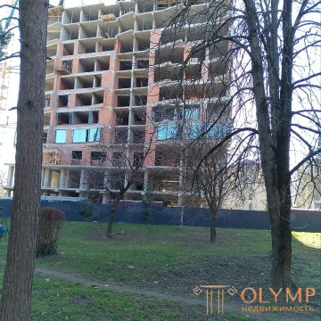 уже начали остекление 4го и пятого этажа ЖК Royal Park Ужгород