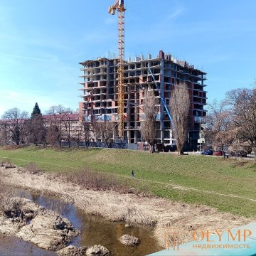 уже начали остекление 4го и пятого этажа ЖК Royal Park Ужгород