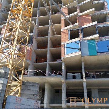 я заметил то что башенный кран крепится к многоэтажному зданию через специальные анкерные узлы, которые фиксируются в перекрытиях и стенах. Эти крепления обеспечивают устойчивость крана при увеличении высоты и предотвращают его опрокидывание.