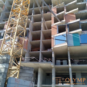 я заметил то что башенный кран крепится к многоэтажному зданию через специальные анкерные узлы, которые фиксируются в перекрытиях и стенах. Эти крепления обеспечивают устойчивость крана при увеличении высоты и предотвращают его опрокидывание.