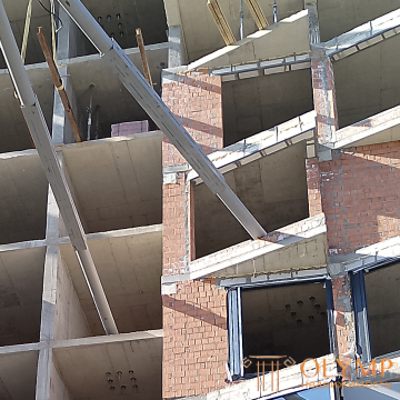 тут хорошо видно узел крепления крана к перекрытию в нескольких квартирах