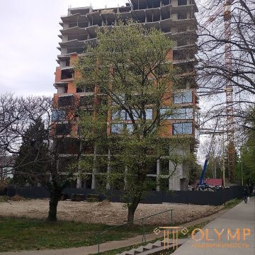 апрельские свежие фото нашего дома, уже три этажа остекляютd